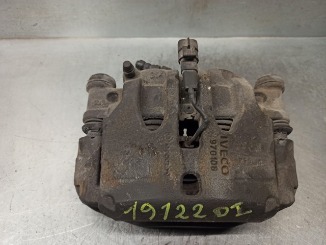Suporte do freio dianteiro esquerdo 504120470 IVECO