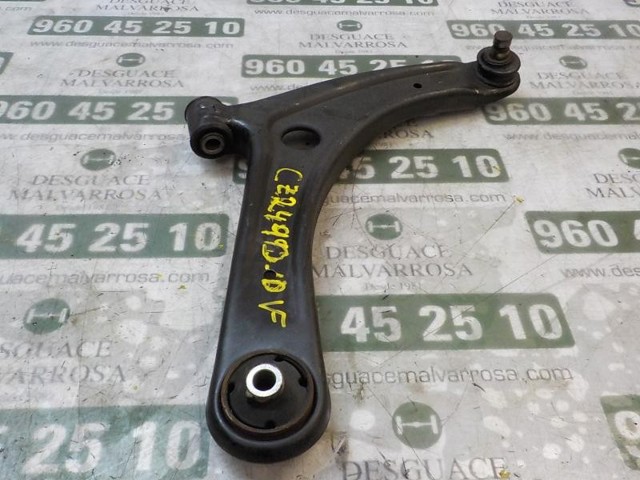 Braço oscilante inferior direito de suspensão dianteira 5105040AE CHRYSLER