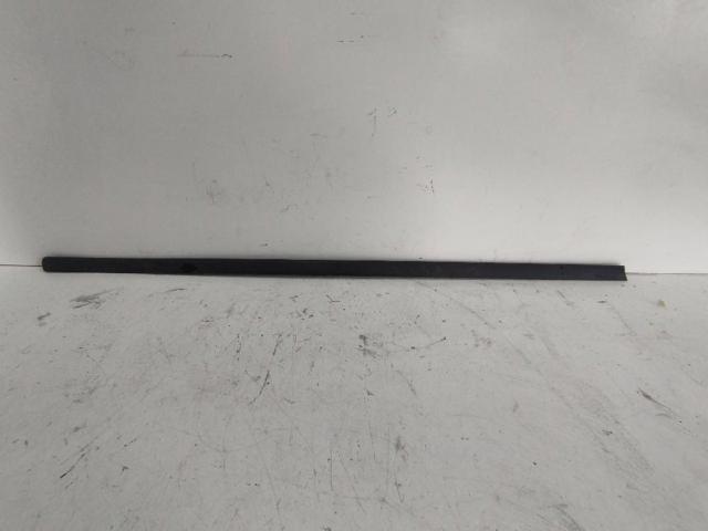 Moldura da porta dianteira direita 51138208450 BMW