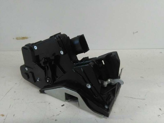 Fecho da porta dianteira esquerda 51217011241 BMW