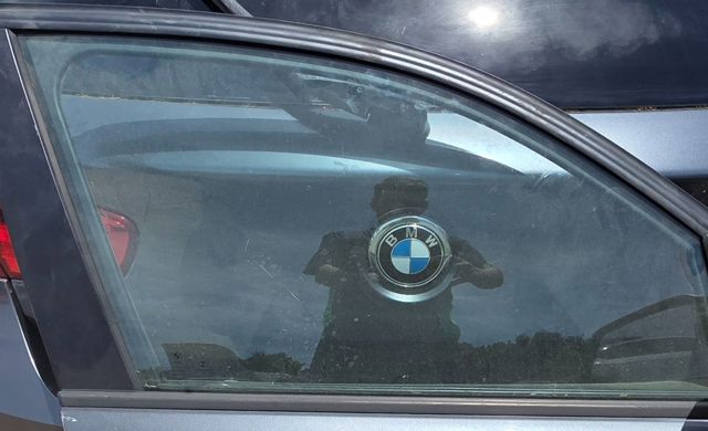 Vidro da porta dianteira direita 51337242564 BMW