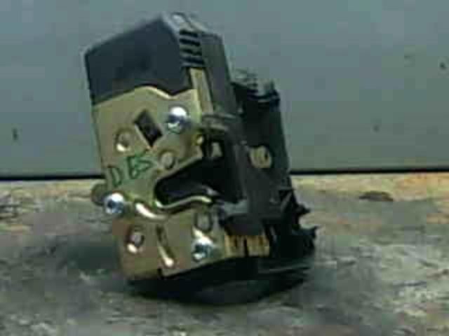 Fecho da porta dianteira esquerda 5134091 OPEL