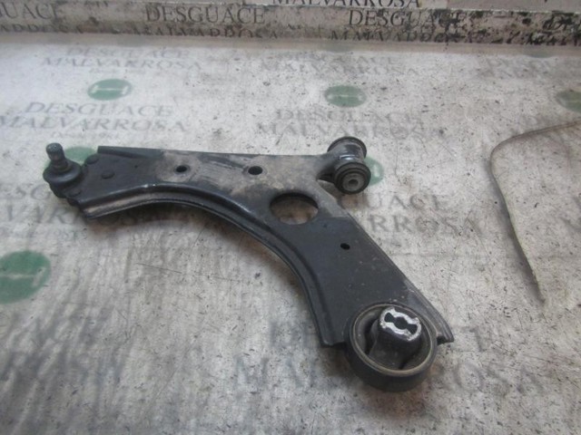 Braço oscilante inferior esquerdo de suspensão dianteira 51810665 FIAT