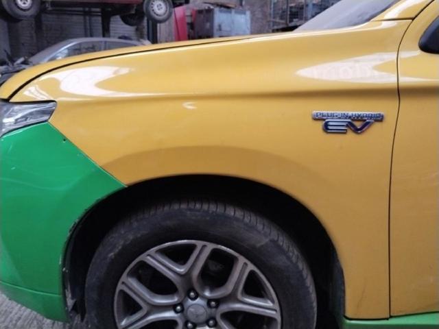 Pára-lama dianteiro esquerdo 5220C673 MITSUBISHI