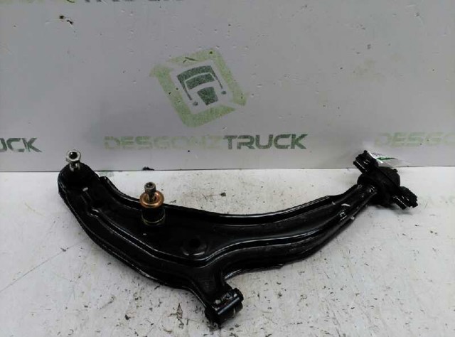 Braço oscilante inferior direito de suspensão dianteira 545002U711 NISSAN