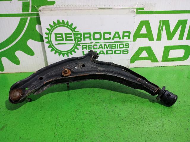 Braço oscilante inferior direito de suspensão dianteira 545004F105 NISSAN