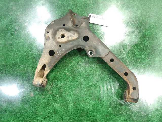 Braço oscilante inferior direito de suspensão dianteira 545009C550 NISSAN