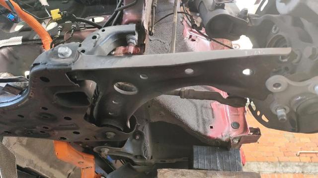 Braço oscilante inferior esquerdo de suspensão dianteira 54500F2AA0 HYUNDAI