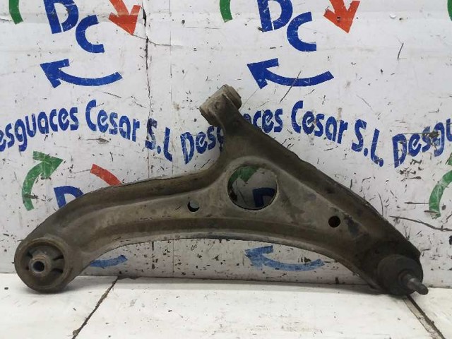 Braço oscilante inferior direito de suspensão dianteira 545011C000 HYUNDAI