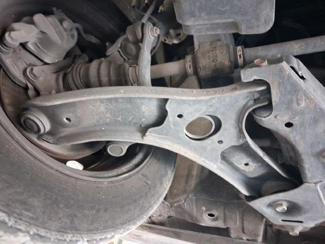 Braço oscilante inferior direito de suspensão dianteira 545011J700 HYUNDAI