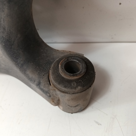 Braço oscilante inferior direito de suspensão dianteira 545011W000 HYUNDAI