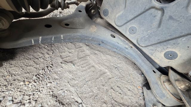 Braço oscilante inferior direito de suspensão dianteira 545012P000 HYUNDAI