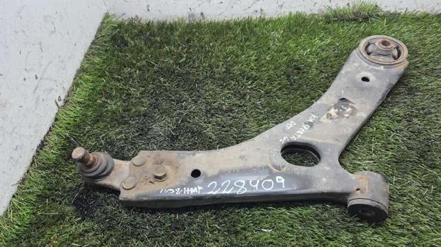 Braço oscilante inferior direito de suspensão dianteira 545012Y002 HYUNDAI