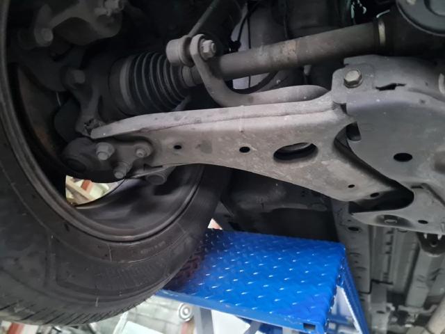 Braço oscilante inferior direito de suspensão dianteira 545012Y002 HYUNDAI
