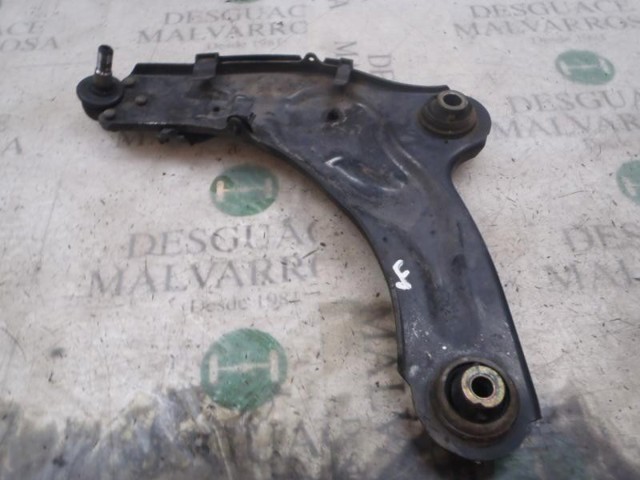 Braço oscilante inferior esquerdo de suspensão dianteira 545015040R RENAULT