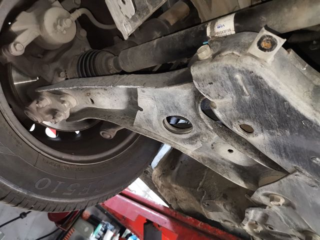 Braço oscilante inferior direito de suspensão dianteira 54501A2600 HYUNDAI