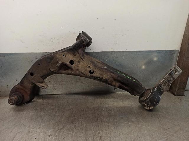 Braço oscilante inferior esquerdo de suspensão dianteira 54501AV600 NISSAN