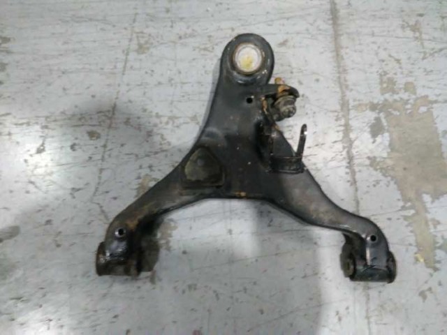 Braço oscilante inferior esquerdo de suspensão dianteira 54501EB31A NISSAN