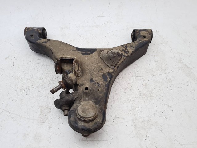 Braço oscilante inferior esquerdo de suspensão dianteira 54501EB31A NISSAN