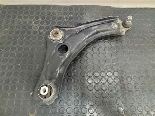 Bloco silencioso dianteiro do braço oscilante inferior 545049566R RENAULT