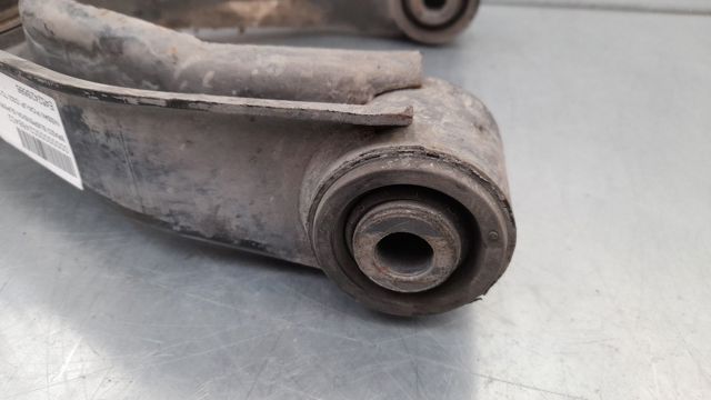 Braço oscilante superior direito de suspensão dianteira 545242S686 NISSAN