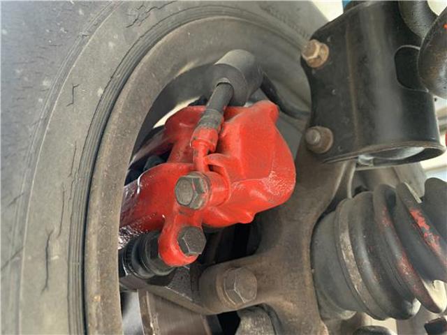 Suporte do freio traseiro direito 55102B60A00 SUZUKI