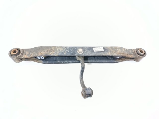 Braço oscilante inferior esquerdo de suspensão traseira 55111JD00A NISSAN