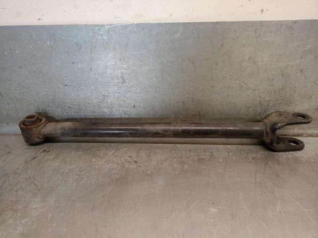 Braço oscilante inferior esquerdo de suspensão traseira/direita 551B01MA0B NISSAN