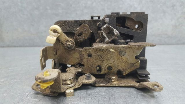 Fecho da porta dianteira esquerda 5801352923 IVECO