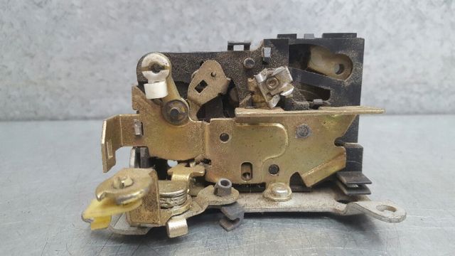 Fecho da porta dianteira esquerda 5801352923 IVECO