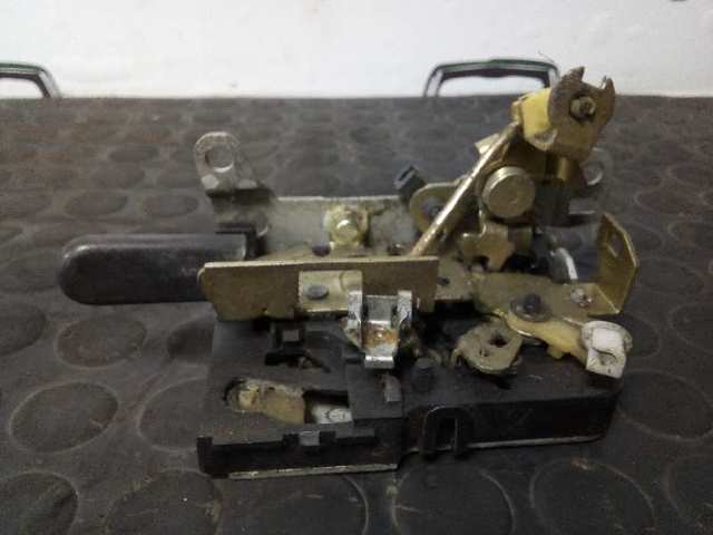 Fecho da porta dianteira esquerda 5801352923 IVECO
