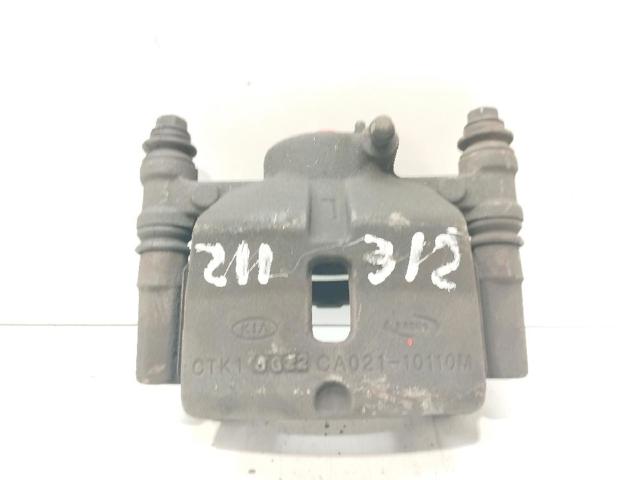Suporte do freio dianteiro esquerdo 5811007500 HYUNDAI