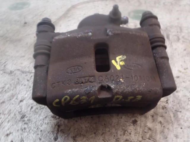 Suporte do freio dianteiro esquerdo 5811007700 HYUNDAI