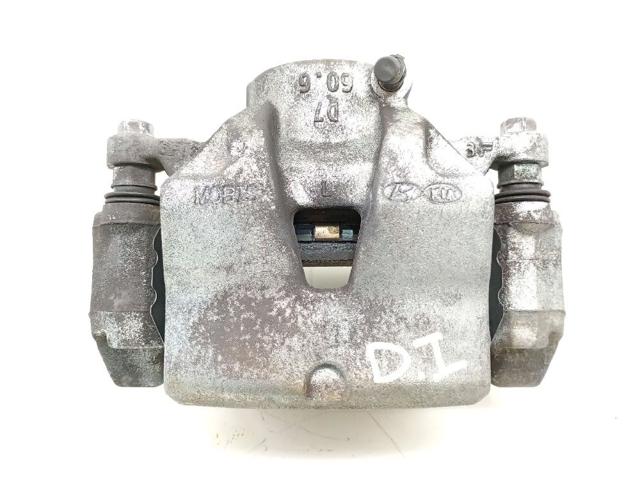 Suporte do freio dianteiro esquerdo 58110D7500 HYUNDAI