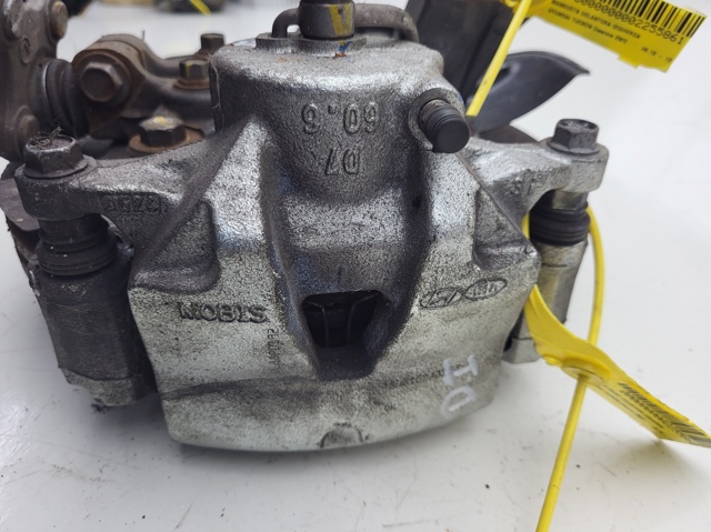 Suporte do freio dianteiro esquerdo 58110D7500 HYUNDAI