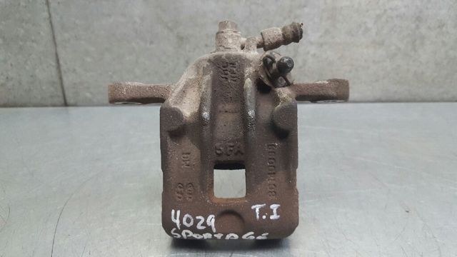 Suporte do freio traseiro esquerdo 582102E300 HYUNDAI