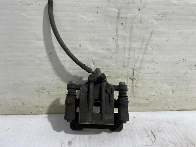 Suporte do freio traseiro direito 582302S700 HYUNDAI