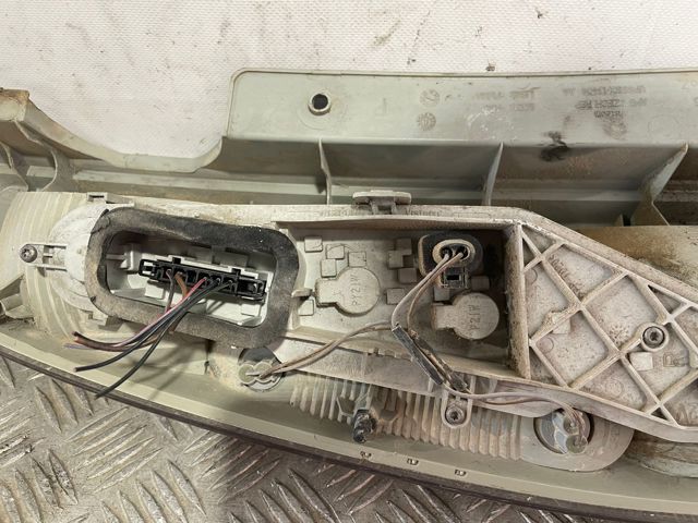 Lanterna traseira direita 5J7945096 VAG
