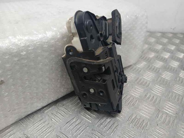 Fecho da porta dianteira esquerda 5K1837015J VAG