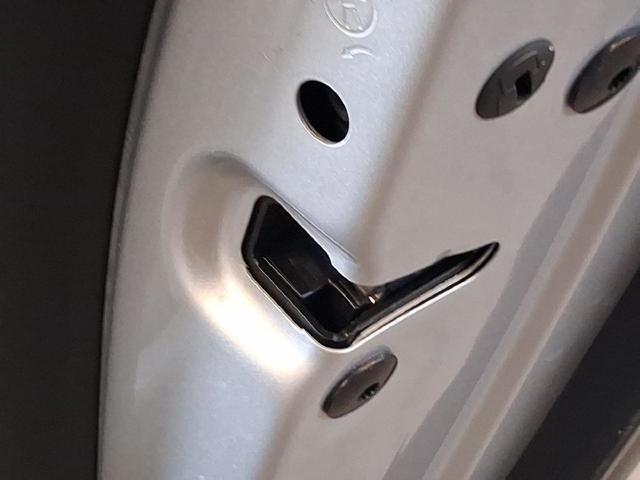 Fecho da porta traseira direita 5K4839016AF VAG
