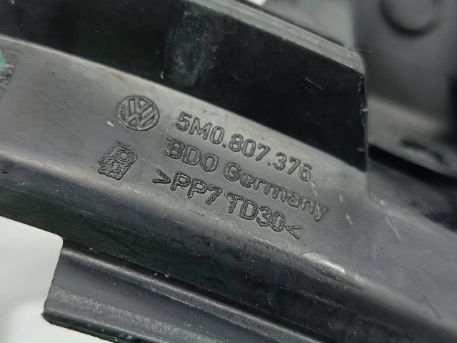 Guia direita do pára-choque traseiro 5M0807376 VAG
