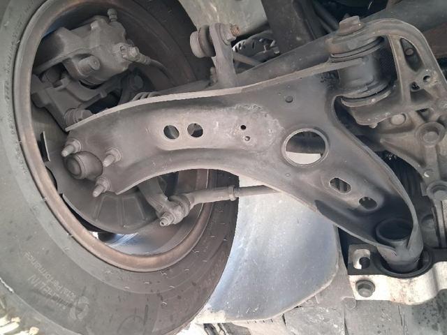 Braço oscilante inferior direito de suspensão dianteira 5N0407152 VAG