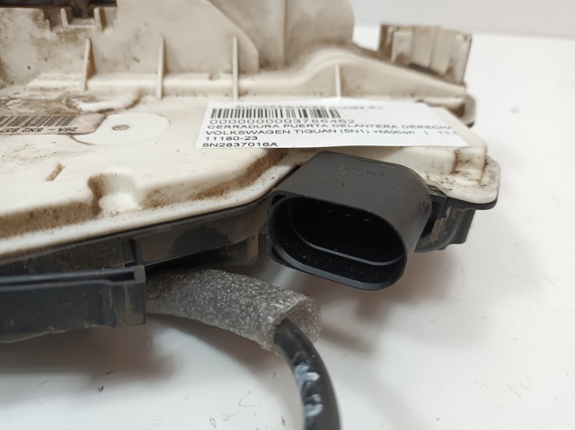 Fecho da porta dianteira direita 5N2837016A VAG