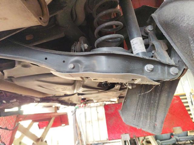 Braço oscilante inferior esquerdo de suspensão traseira/direita 5WA505311A VAG