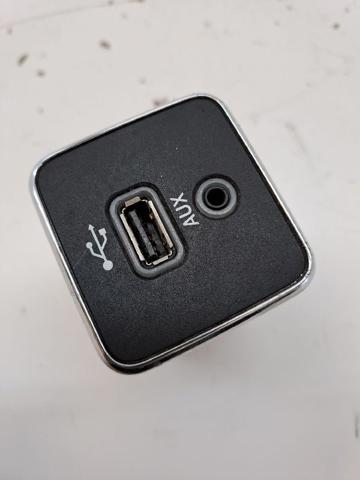 Concentrador USB 5XG28DX9AC CHRYSLER