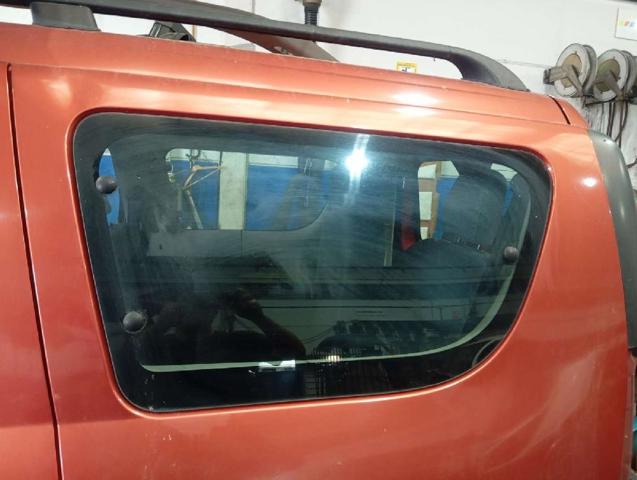 Vidro de carroçaria (da seção de bagagem) esquerdo 6001549432 RENAULT