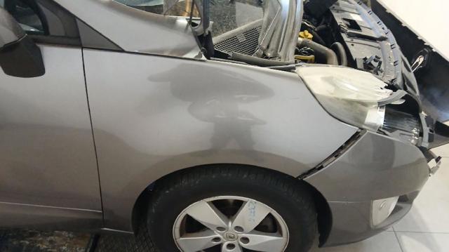Pára-lama dianteiro direito 631007894R RENAULT