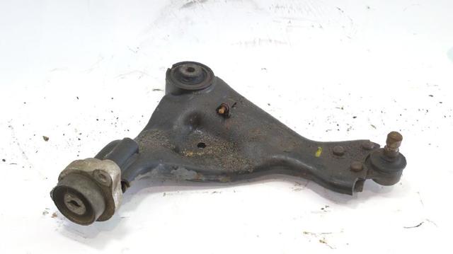 Braço oscilante inferior esquerdo de suspensão dianteira 6393301401 MERCEDES