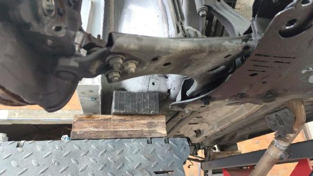 Braço oscilante inferior direito de suspensão dianteira 68318010AG CHRYSLER