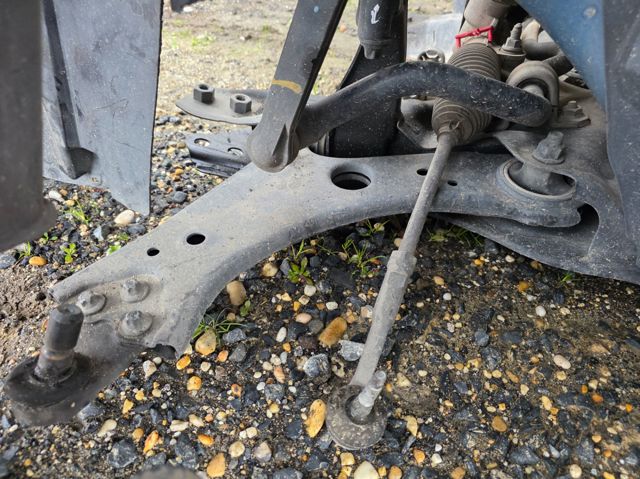 Braço oscilante inferior esquerdo de suspensão dianteira 68318011AE CHRYSLER